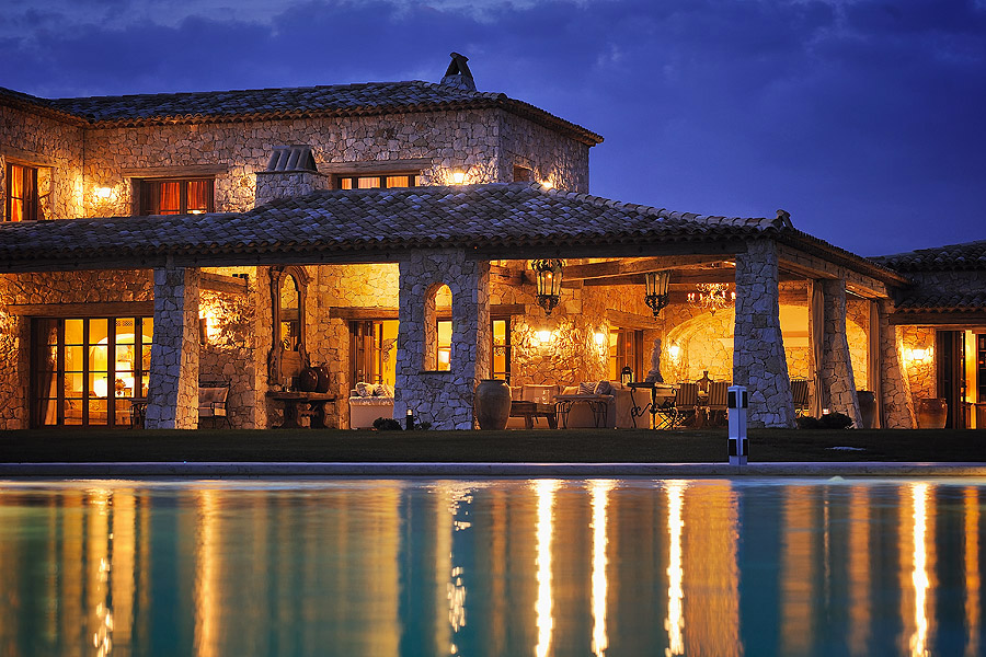 MANOIR_terrace_pool_night-1