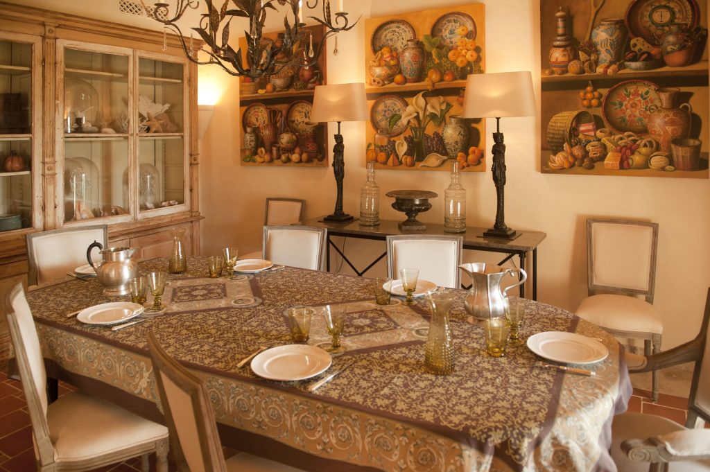 MANOIR_kitchen_table-min