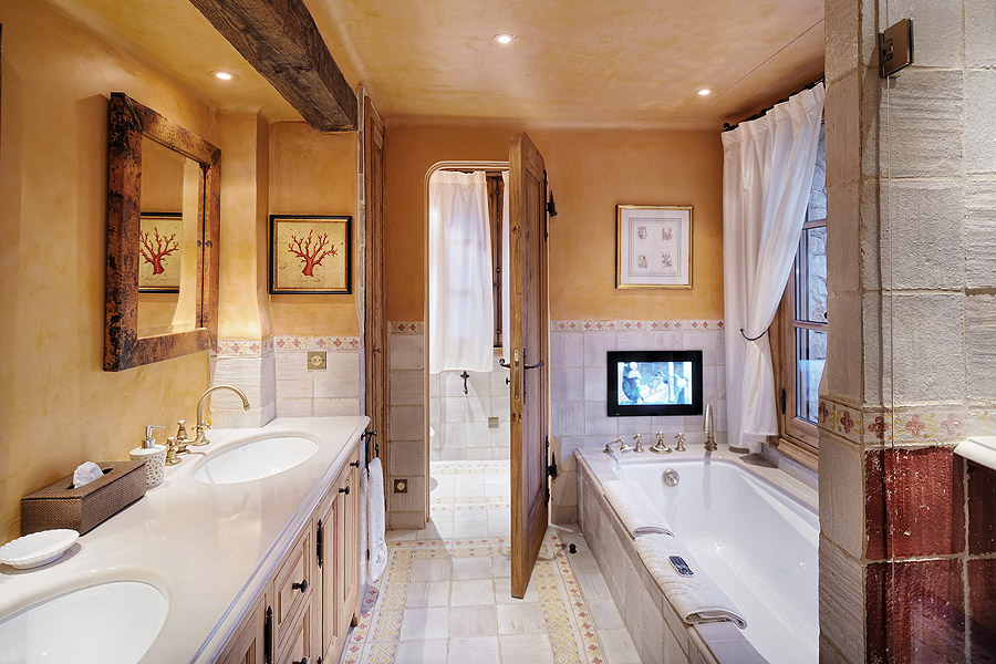 MANOIR_suite_orange_bath