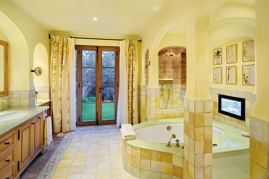 MANOIR_suite_pink_bath